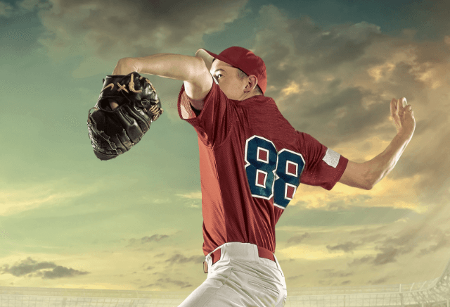 投球をする野球選手